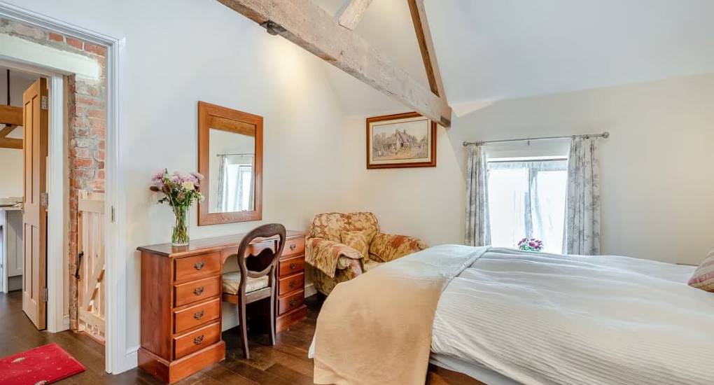 Stag-and-Hen-Accommodation-Shrewsbury-bedroom-dressing-table