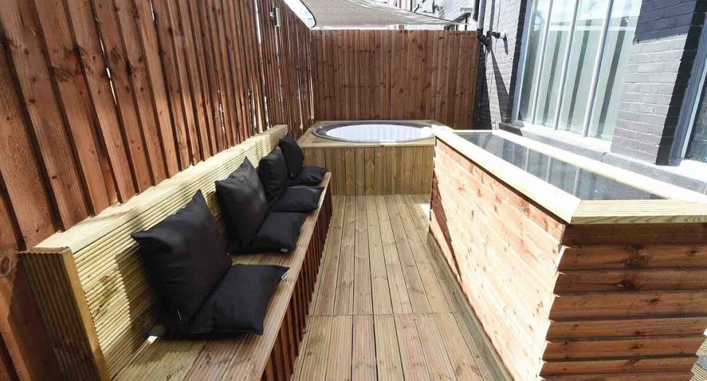 Outside area with Hot tub