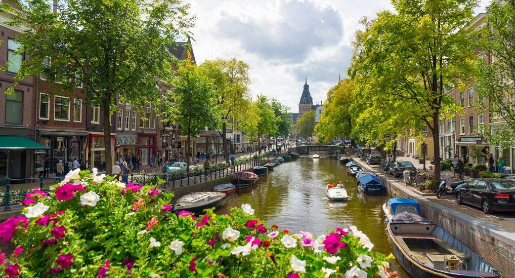 Beautiful picture of Amsterdam canal