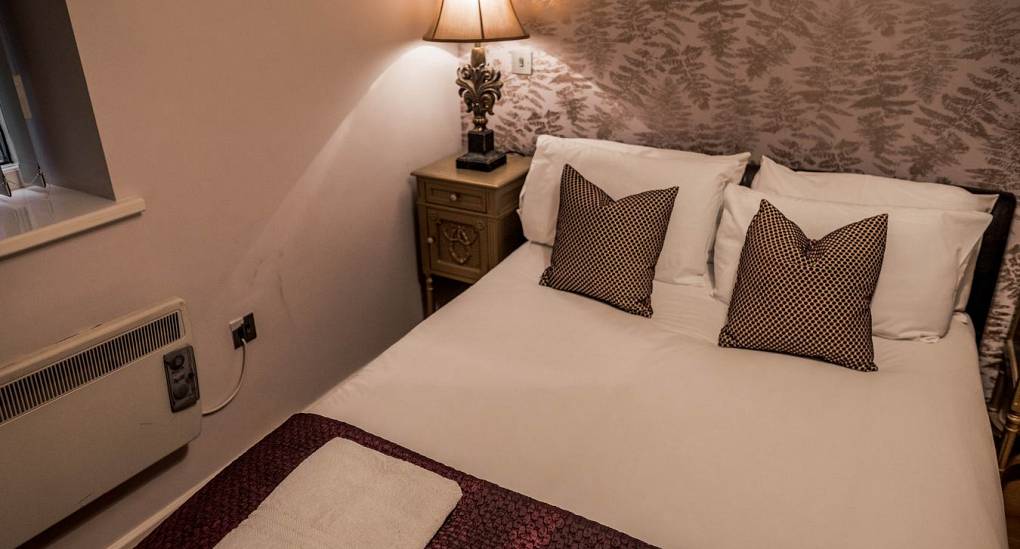 Stag and Hen Accommodation double bed in bedroom